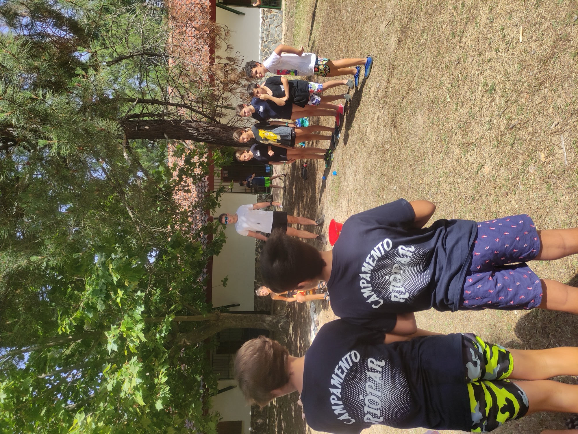 Juegos en el pinar del campamento de Palancares